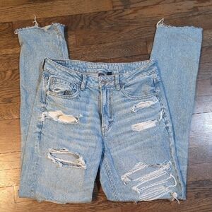American Eagle Outfitters Light Wash Mom Jeans